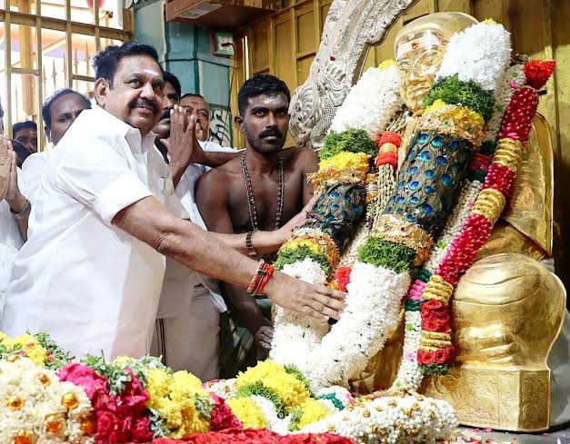 அதிமுக பொதுச் செயலாளர்எடப்பாடி பழனிச்சாமி பசும்பொன்னில் உள்ள முத்துராமலிங்க தேவர் நினைவிடத்திற்கு சென்று மாலையிட்டு மலர் தூவி மரியாதை